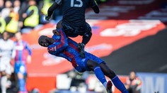Hvězdný útočník chtěl po děsivém kopu do hlavy pokračovat. Necítil bolest