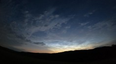 Nebeské divadlo nad Českem! Meteorolog vyfotil unikátní svítící oblaka