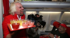 Vousatá letuška! Výstřední miliardář Branson splnil prohranou sázku