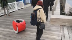Kurýři budou zřejmě brzy bez práce, nákup ke dveřím dovezou roboti