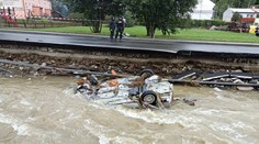 Policie našla auto, které se potopilo s třemi lidmi. Uplavalo stovky metrů