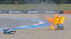Děsivá nehoda v MotoGP plná plamenů. Závodníkovi po pádu chytla motorka