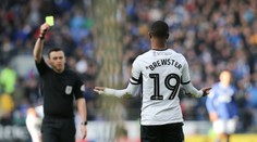 Neupadlo vám něco? Rozhodčí dostal žlutou kartu za nepozornost