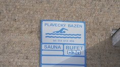 Krnovská radnice řeší nefunkční bazén. Řešením může být nafukovací hala