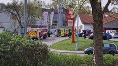 Auto u supermarketu srazilo skupinu chodců. Osm zraněných, včetně dětí