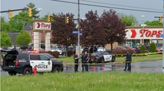 Osmnáctiletý rasista zastřelil v Buffalu deset lidí, vysílal to živě na internetu