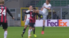 Dočkal na hřišti řádil. Tohle koleno by se neztratilo ani v UFC