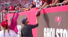 Brady musel "žebrat". Fanoušek legendě NFL relikvii vrátil a nelitoval