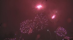 Velká světelná show: Ohňostroj k výročí ozářil Prahu. VIDEO