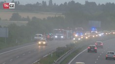 Kamion vymetl příkop na boleslavské R10 a převrátil se