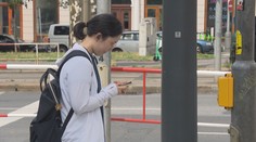 Chodce s mobilem má ochránit semafor ve vozovce