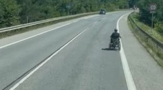 Vozíčkář hazardoval se životem na rušné silnici. Zabývá se tím policie