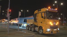Velké manévry a obrovská váha. Proběhl převoz ocelové konstrukce Dvoreckého mostu
