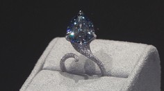 V Ženevě dražili luxusní šperky. Hlavní hvězdou byl diamant ve tvaru hrušky