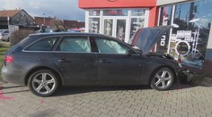 Na perníku a s kradeným audi ujížděl policistům. Havaroval