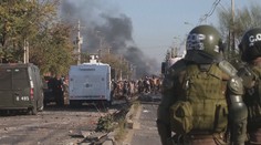 Demonstranti v Santiagu žádali o potraviny. Rozehnala je vodní děla