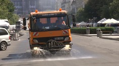 Kropení, výsadba zeleně, pítka: Takto města bojují s vedry