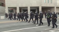 V Los Angeles stále platí zákaz nočního vycházení. Policie pokračuje v zatýkání