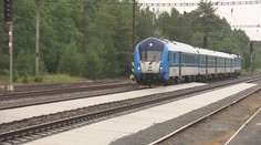Strojvedoucí údajně nerespektoval návěstidlo a strhnul trakční vedení. Způsobil obří škodu