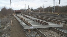 I po dvou týdnech od nehody vlaků je provoz na důležité trati omezen
