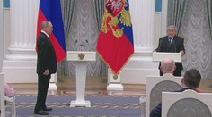 Putin nezvládl klidně stát. Podivně se převažoval dopředu, ruce se mu třásly