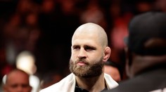 Před titulovým bojem zajímavé rozptýlení. Procházka si zahrál hokej s dalším bijcem z UFC