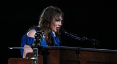 Taylor Swift se rozplakala na pódiu. Během jejího turné zemřeli už dva lidé