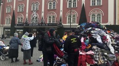 Někdo v centru Prahy vysypal tuny oblečení. Magistrát to schválil, ale neví komu