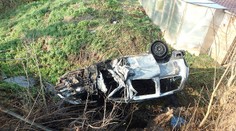 Muž se pokusil upálit! Polil se hořlavinou a autem sjel ze svahu