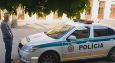 Slovák (31) se vymočil policistům přímo na kapotu auta! VIDEO