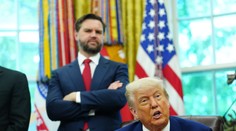 Trump ztrapnil Vance. Před zraky všech mu položil zákeřnou otázku