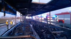 U Prahy úplně shořel příměstský autobus, lidé stačili utéct