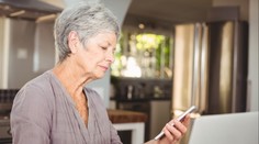 Odvážná seniorka vyfotila podvodníka přímo při činu. Obral ji o statisíce