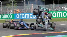 Je to idiot, řekl po kolizi s Hamiltonem Alonso. Brit chybu uznal