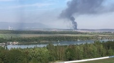 Požár skládky na drcení odpadu: Střecha se propadá, lidé se dusí!