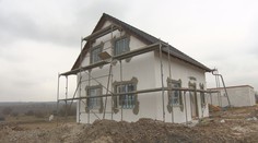 Muži si přitápěli agregátem. Našli je sedět mrtvé v křeslech