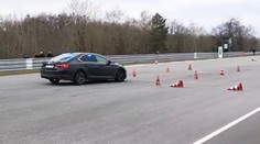 Takhle kosí překážky policejní řidiči. Zvládnou opravdovou rychlost?