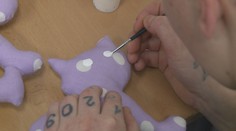 Vězni šijí plyšáky dětem, které by k Vánocům nejspíš žádné dárky nedostaly