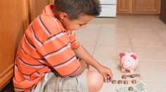 Malý školák našel úspory babičky: 270 tisíc rozdal svým spolužákům!