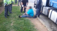 VIDEO: Se třemi promile kličkoval dálnicí, nemohl přitom ani chodit!
