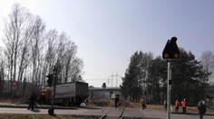 Náklaďák vjel na přejezd na červenou, narazil do něj vlak. Tři lidé se zranili
