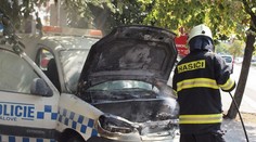 Mužům zákona v centru Hradce Králové shořelo policejní auto