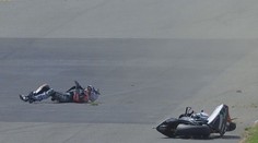 VIDEO: Espargaró měl ošklivou bouračku, trať opustil na nosítkách
