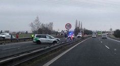 Na D10 se srazilo šest aut včetně sanitky. Zranila se jedna žena