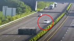 Selhání autopilota? Tesla vletěla přímo do převráceného náklaďáku!