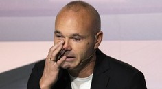 Slzy dojetí a hrdosti. Slavný záložník Iniesta ve čtyřiceti ukončil kariéru