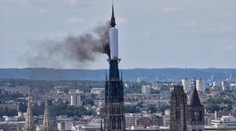 Věž gotické katedrály Notre-Dame v Rouenu zachvátil požár. Zasahovaly desítky hasičských vozů