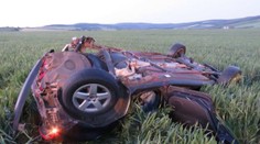 Dvě nehody, dva mrtví. Jeden trefil strom, druhý betonový nájezd