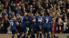 Arsenal si upevnil první místo v Premier League. Krejčí si dal vlastní gól