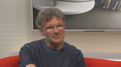 Žena mě chce jako zdatného samce, říká spisovatel Hartl. Když je nemocný, trpí oba